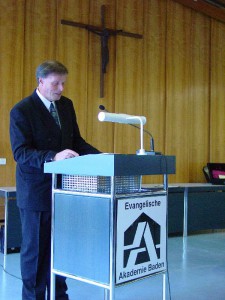 Akademiedirektor Dr. Jan Badewien bei seiner Laudatio