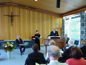 Prof. Rolf Schweizer gestaltet zusammen mit Frau Paulus und Prof. Weth musikalisch den Festakt